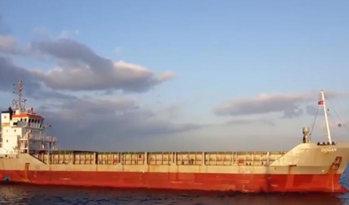 İstanbul Boğazı'nda arızalanan 90 metrelik yük gemisi kurtarıldı