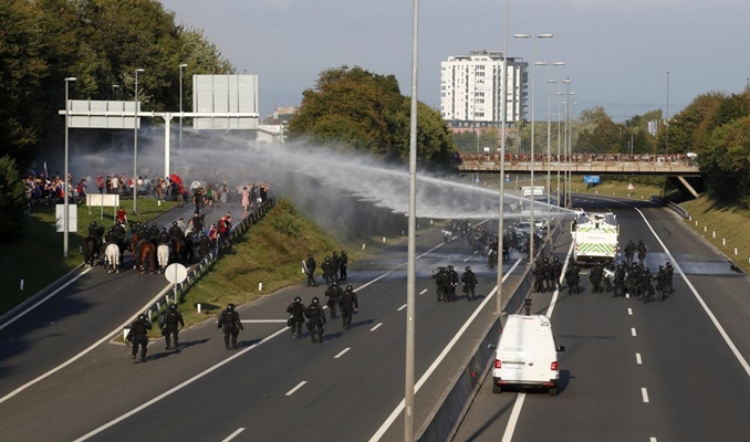 Kovid-19 tedbirleri protesto edildi, polis müdahale etti