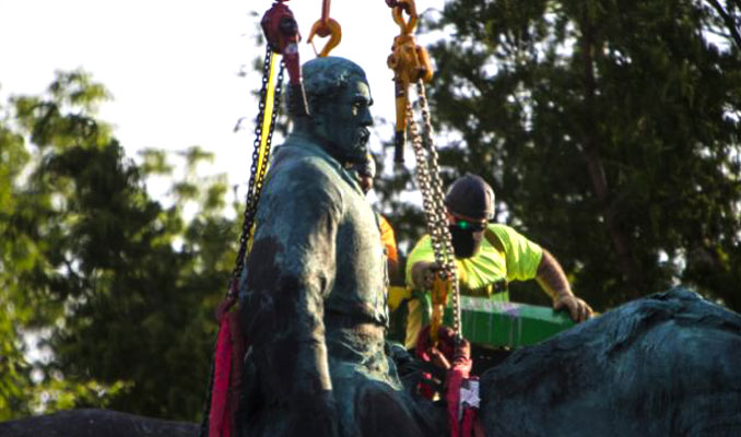 ABD'de kölelik yanlısı General Lee'ye ait heykel yıkılıyor