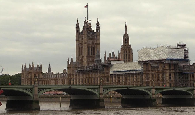 İngiliz parlamentosu, tartışmalı vergi artışını onayladı