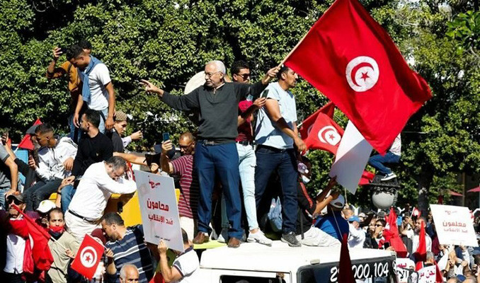 Tunus’ta tüm siyasi partilere televizyon yasağı