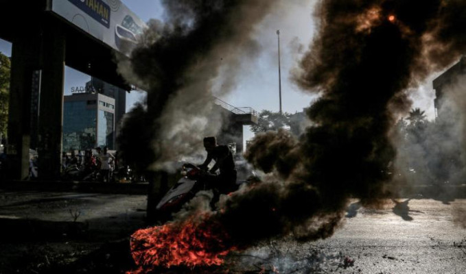 Lübnan’da akaryakıt zammı halkı sokağa döktü