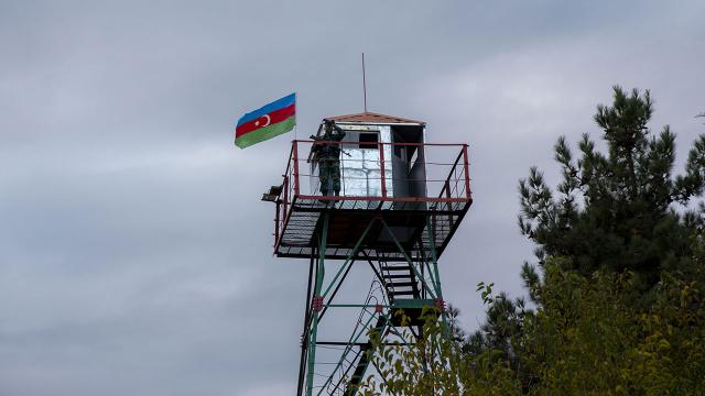 Ermenistan, sınırdaki Azerbaycan mevzilerine ateş açtı