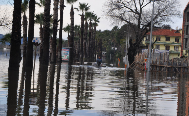 Köyceğiz Gölü taştı: Ev ve iş yerlerini su bastı