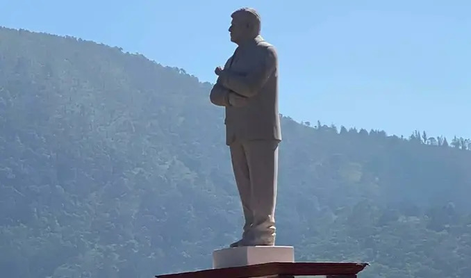 Meksika Başkanı Obrador’un heykelinin kafası koparıldı