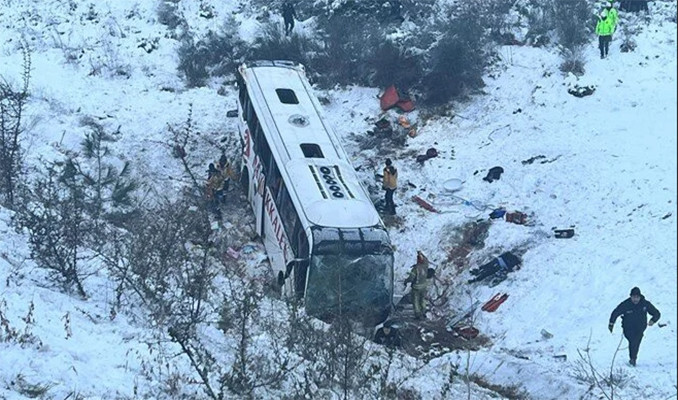 Kuzey Marmara Otoyolu'nda otobüs devrildi: 2 ölü