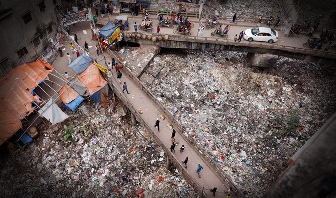 Doğayı tahribatın etkisi: Çöp şehir Dakka!