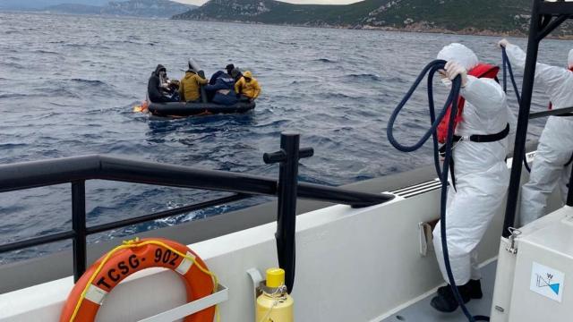 İzmir'de 40 düzensiz göçmen kurtarıldı