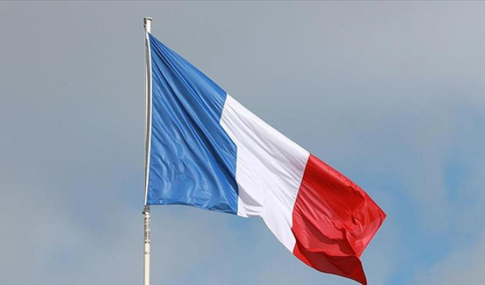 Fransızlar siyasi olarak 'sağa' kayıyor