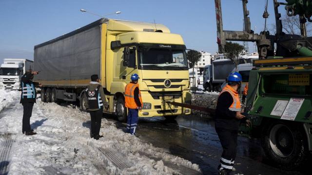 İstanbul'da yola bırakılan araçlar kaldırılıyor