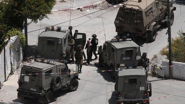 İsrail güçleri 25 Filistinliyi gözaltına aldı