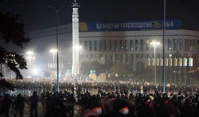 Kazakistan'da halk sokağa döküldü, hükümet istifa etti