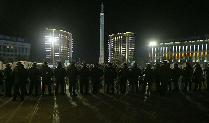 Kazakistan'da protestolar sürüyor: Ülkede internet kesildi