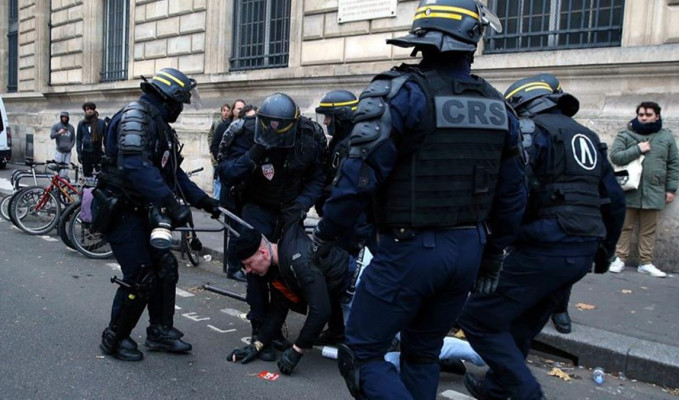 Fransa'da ırkçılık yapan 6 polise hapis cezası