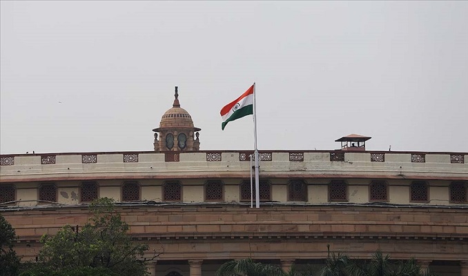 Hindistan'da 400'den fazla parlamento çalışanının testi pozitif çıktı