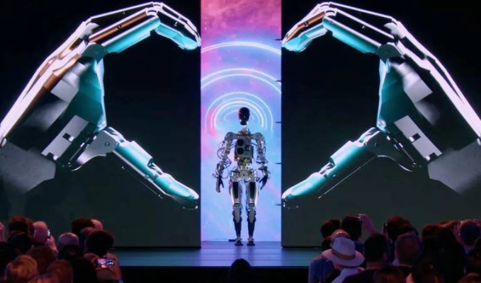 Tesla'nın insansı robotu Optimus görücüye çıktı