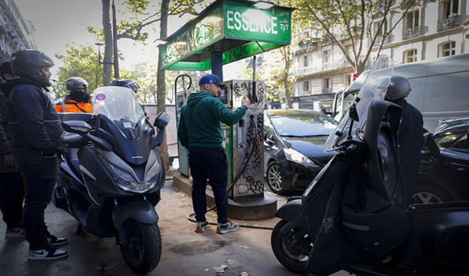 Fransa'da akaryakıt krizi! Kısıtlamalar arttı