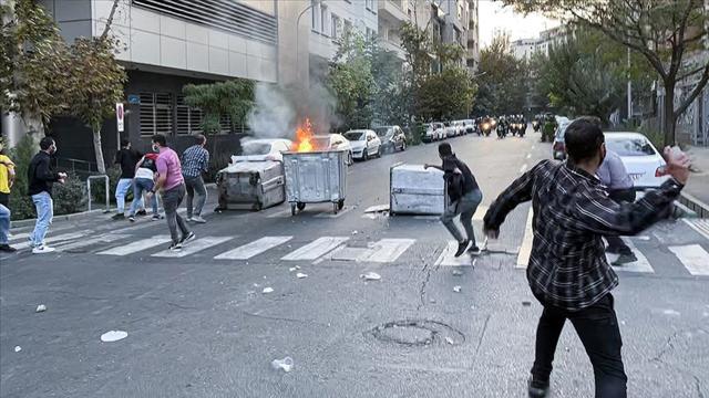 İran: Macron protestoları destekleyerek şiddeti teşvik ediyor