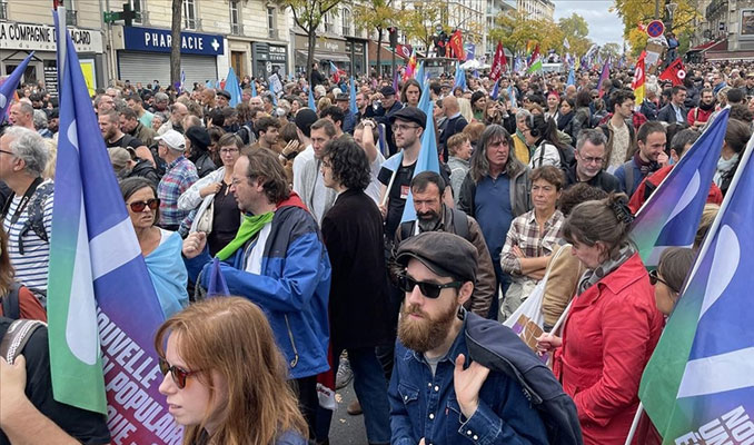 Paris'te binlerce kişi sokaklara döküldü