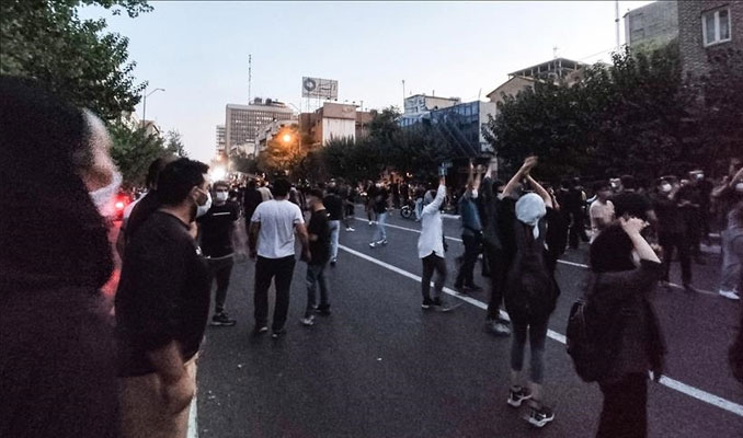 İran'daki gösteriler bazı kent ve üniversitelerde sürüyor
