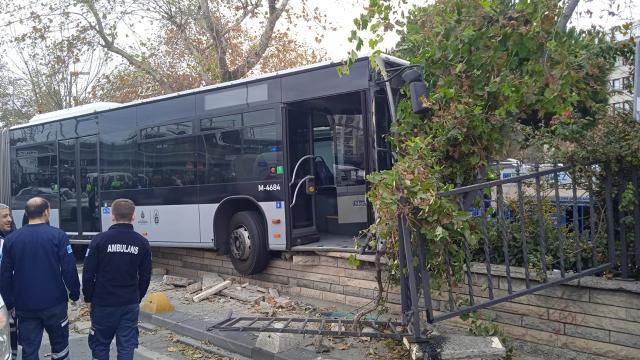 Kadıköy'de metrobüs kaldırıma çıktı