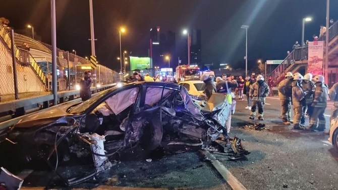İstanbul'da 13 araç zincirleme kaza yaptı: Çok sayıda yaralı var