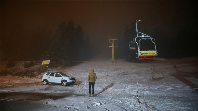 Kış turizm merkezi Uludağ'da kar yağışı başladı