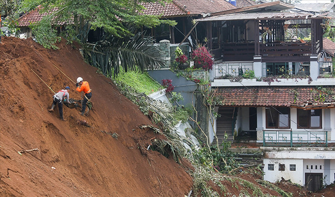 Endonezya'da deprem: Ölü sayısı 310'a yükseldi