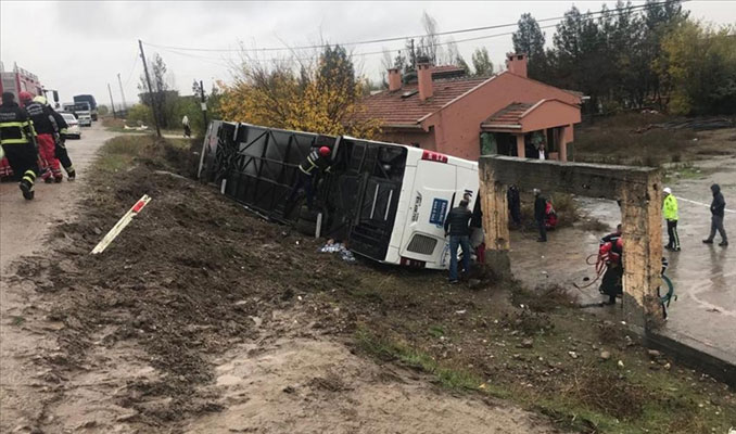 Yolcu otobüsü devrildi: 33 yaralı 