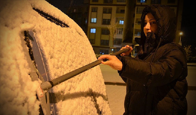 Erzurum'da kar kalınlığı yaklaşık 15 santimetreye ulaştı!