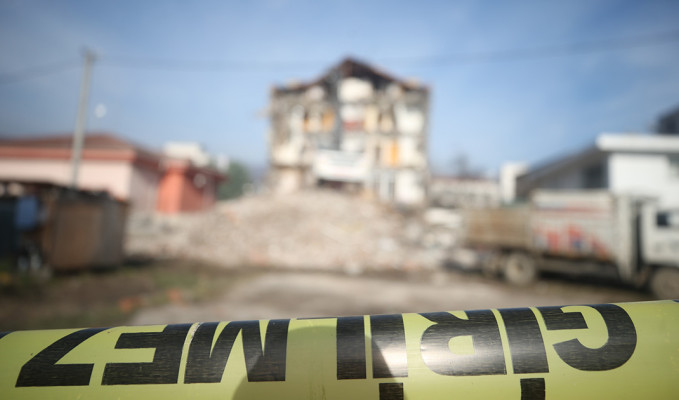 Düzce'deki depremde ağır hasar alan binalar yıkıldı