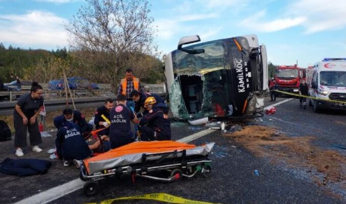 Bolu’da yolcu otobüsü devrildi: 3 ölü, 32 yaralı