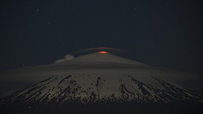 Şili'de alev püsküren Villarrica Volkanı için patlama uyarısı