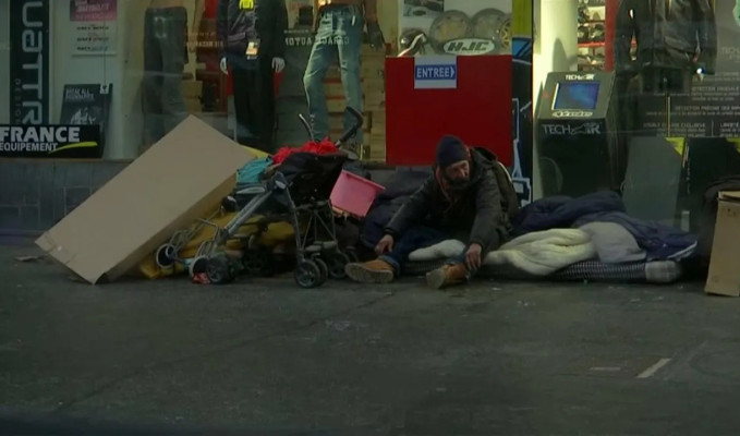 Fransa'daki evsizler boş binaları işgale devam ediyor