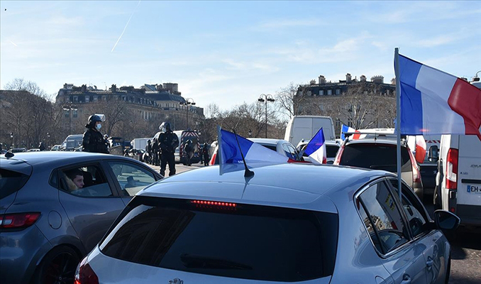  'Özgürlük Konvoyu' Paris'in merkezine girdi