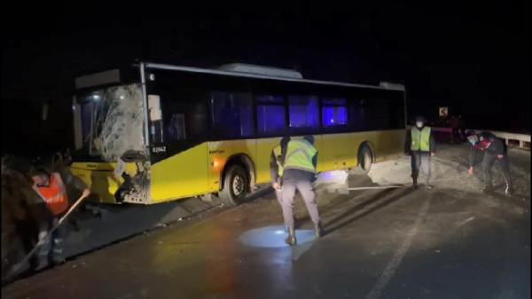 İETT otobüsü servis minibüsü ile çarpıştı: Yaralılar var