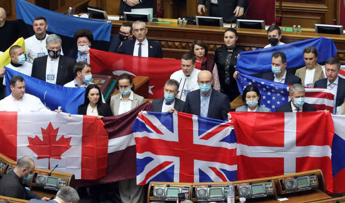 Ukrayna'da milletvekilleri destekçi ülkelerin bayraklarını açtı