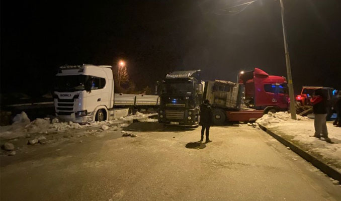 Gizli buzlanma zincirleme kazaya neden oldu, 25 araç çarpıştı