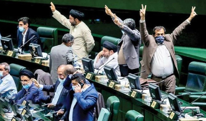 İran meclisinde Kovid salgını 