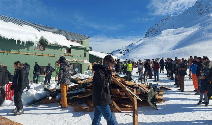 Kayak Merkezi'nde sundurma çöktü: 8 kişi yaralandı