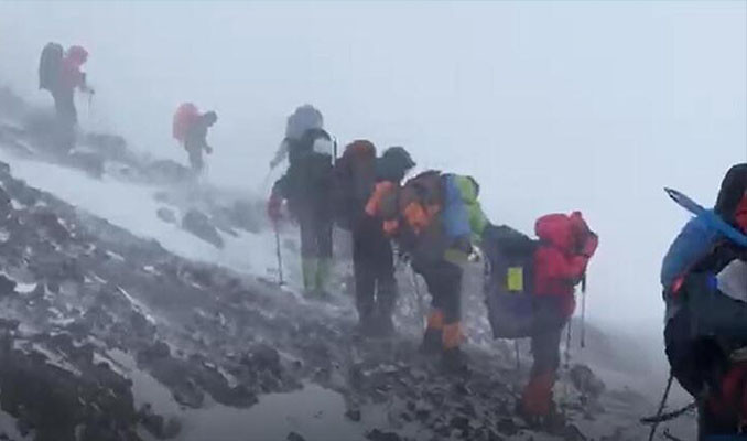 İranlı dağcılar Ağrı Dağı'nda ölümden döndü