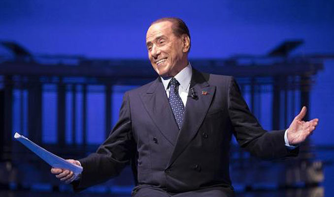 Berlusconi, 53 yaş küçük sevgilisiyle nikahsız evlendi