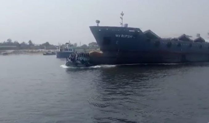 Yük gemisi yolcu teknesine çarptı: 4 kişi öldü