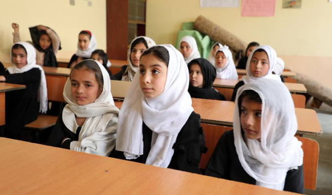 Afganistan'da erkekler ve kız çocukları için okullar açıldı