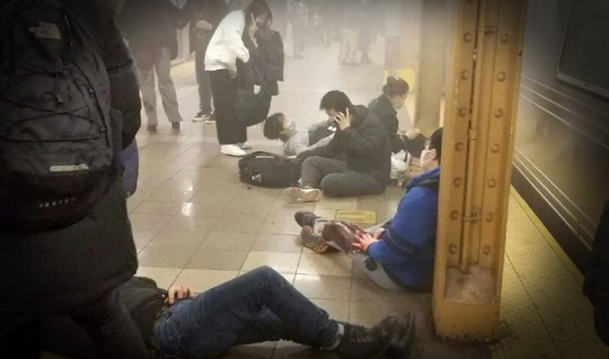 New York metrosunda saldırı: Çok sayıda yaralı var!