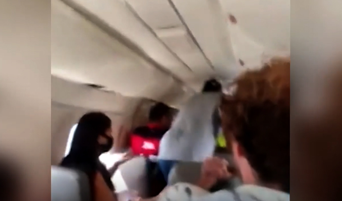 Havada panik: Uçuş sırasında açılan kapıyı yolcular tuttu