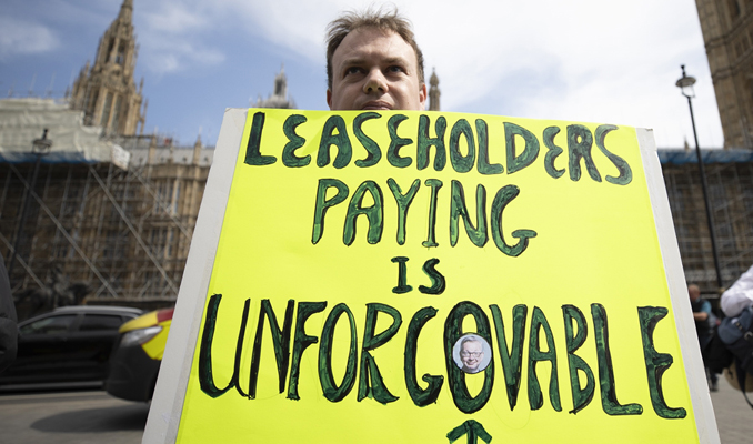 Londra'da kiracılar hükümeti protesto etti