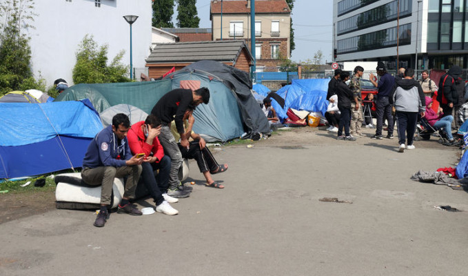 Fransa'da düzensiz göçmenler otoparkta yaşıyor