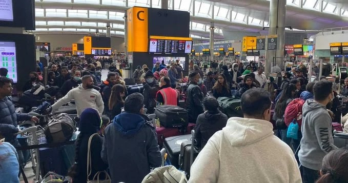 İngiliz havalimanlarında büyük kaos
