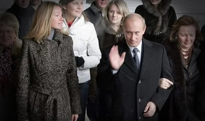 Putin’in kızlarına yaptırım geliyor!